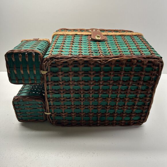 Green Wicker Rattan Large Picnic Basket with Bottle Holder Service for 4 - EUC - Picture 15 of 15